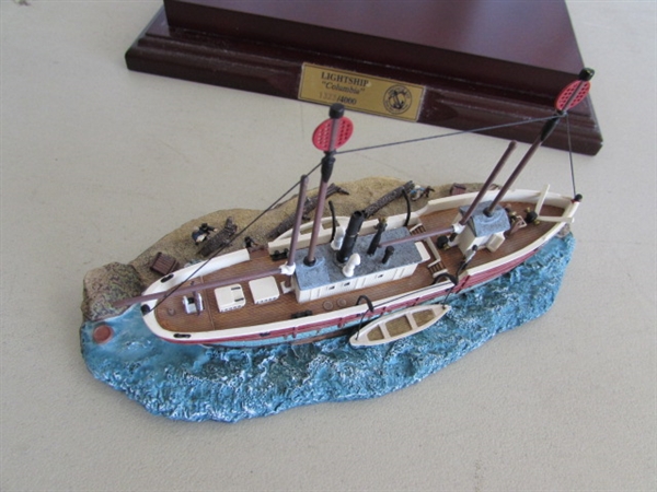 LIMITED EDITION LIGHTSHIP COLUMBIA #1323/4000 IN GLASS CASE