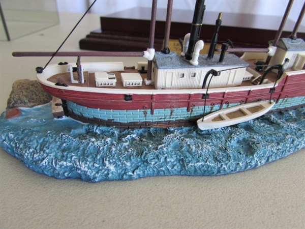 LIMITED EDITION LIGHTSHIP COLUMBIA #1323/4000 IN GLASS CASE