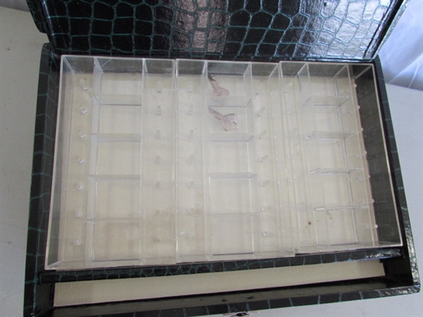 SUITCASE STYLE SEWING BASKET