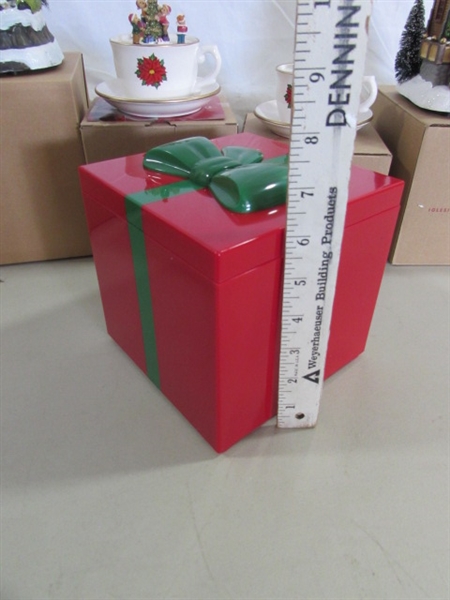 AVON ANIMATED CHRISTMAS DECOR, COOKIE JAR & TIMER