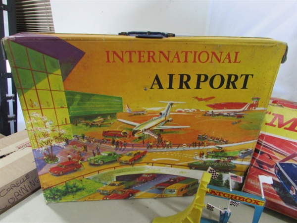 VINTAGE MATCHBOX FOLD-OUT PLAYSETS, RACETRACK & HOT WHEELS ITEMS