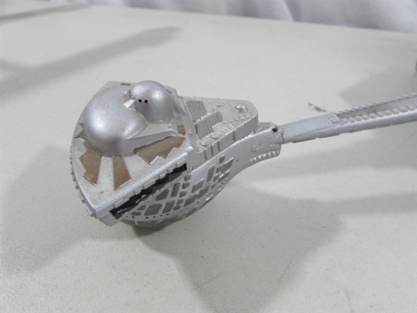 STAR TREK USS ENTERPRISE & KLINGON D7 BATTLE CRUISER MODELS