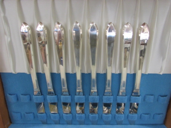 VINTAGE WM ROGERS AMERICANA SILVERPLATE FLATWARE SET IN STORAGE BOX - SERVICE FOR 8