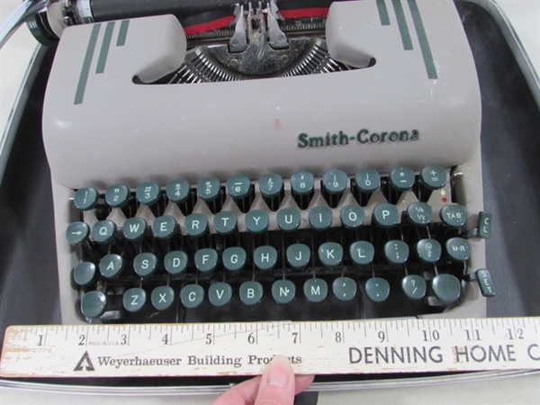 VINTAGE SMITH-CORONA MANUAL TYPEWRITER IN CASE