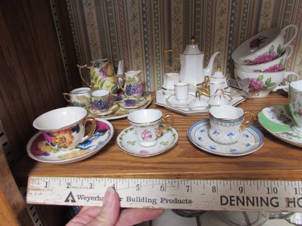 VARIETY OF MINIATURE TEA CUPS, SAUCERS AND TEAPOT W/ ONE 25 YEAR ANNIVERSARY PLATE