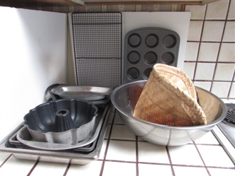 STICKY RICE BASKET, LARGE MIXING BOWL & VARIETY OF BAKING PANS