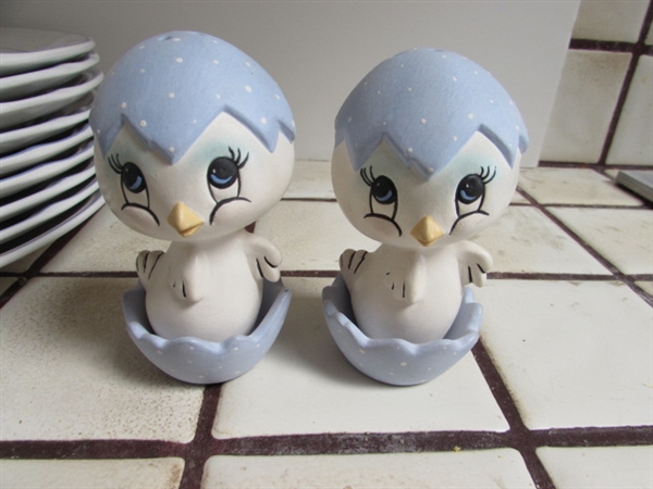 HEARTHSIDE FLORAL EXPRESSIONS STONEWARE & CHICKIE SALT AND PEPPER SHAKERS