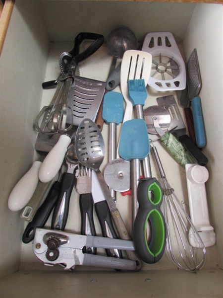 MIXED LOT OF KITCHEN UTENSILS INCLUDING VINTAGE BEATER, SPOONS AND MORE