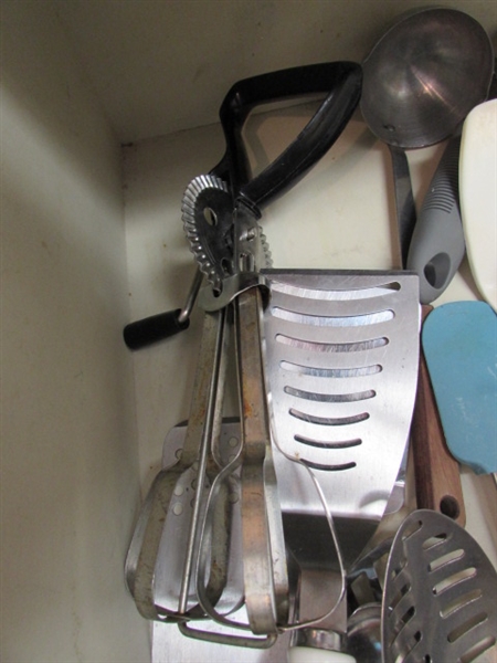 MIXED LOT OF KITCHEN UTENSILS INCLUDING VINTAGE BEATER, SPOONS AND MORE