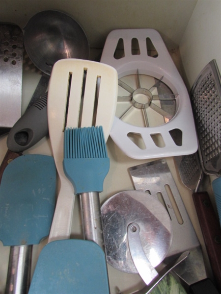 MIXED LOT OF KITCHEN UTENSILS INCLUDING VINTAGE BEATER, SPOONS AND MORE