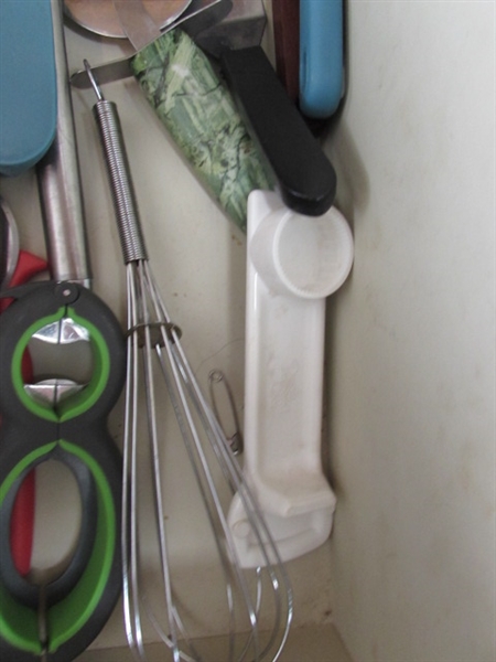 MIXED LOT OF KITCHEN UTENSILS INCLUDING VINTAGE BEATER, SPOONS AND MORE