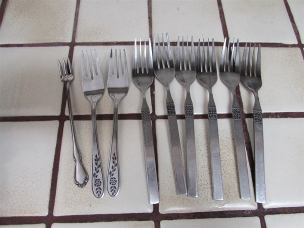 ASSORTED STAINLESS STEEL FLATWARE