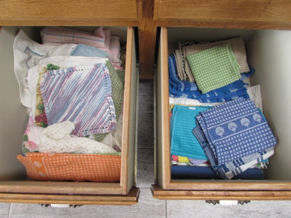 LARGE ASSORTMENT OF KITCHEN TOWELS AND PLACEMATS
