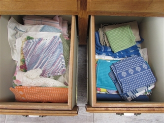 LARGE ASSORTMENT OF KITCHEN TOWELS AND PLACEMATS