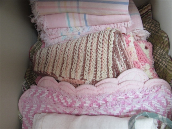 LARGE ASSORTMENT OF KITCHEN TOWELS AND PLACEMATS