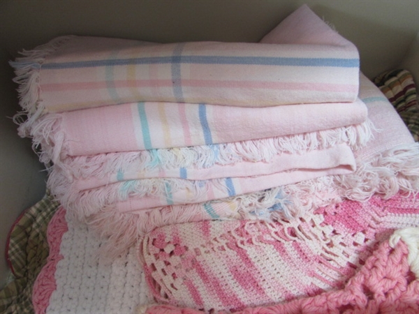 LARGE ASSORTMENT OF KITCHEN TOWELS AND PLACEMATS