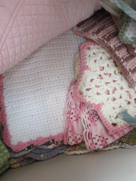 LARGE ASSORTMENT OF KITCHEN TOWELS AND PLACEMATS