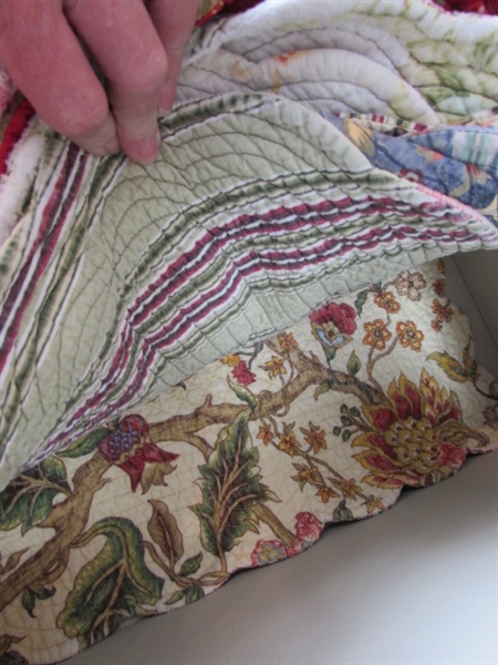 LARGE ASSORTMENT OF KITCHEN TOWELS AND PLACEMATS