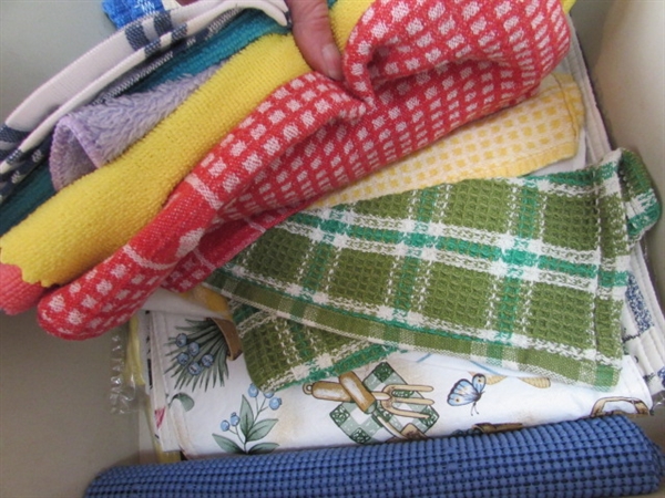 LARGE ASSORTMENT OF KITCHEN TOWELS AND PLACEMATS