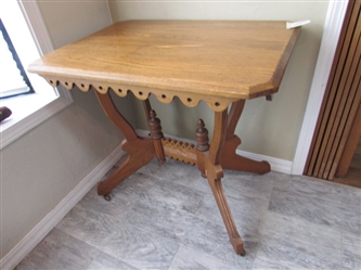 VINTAGE/ANTIQUE EASTLAKE PARLOR TABLE
