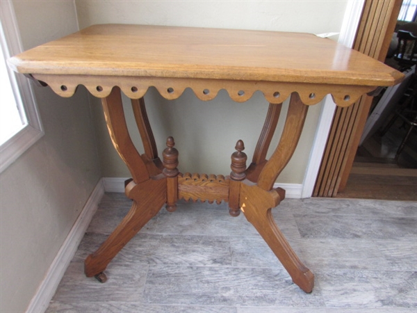 VINTAGE/ANTIQUE EASTLAKE PARLOR TABLE