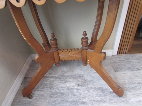 VINTAGE/ANTIQUE EASTLAKE PARLOR TABLE