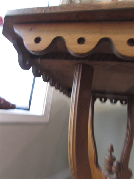 VINTAGE/ANTIQUE EASTLAKE PARLOR TABLE