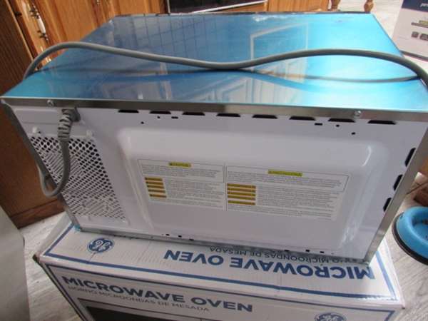 GE MICROWAVE OVEN AND COOKBOOK