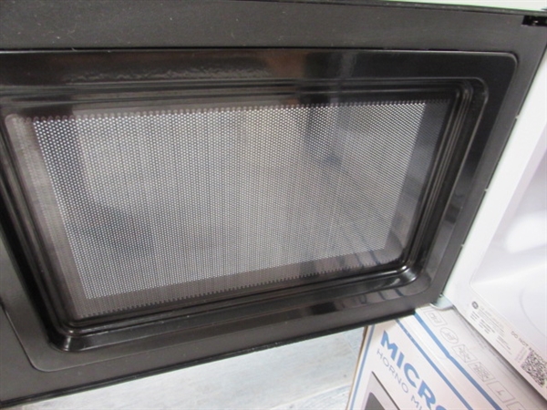 GE MICROWAVE OVEN AND COOKBOOK