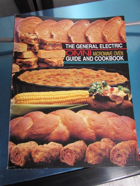 GE MICROWAVE OVEN AND COOKBOOK
