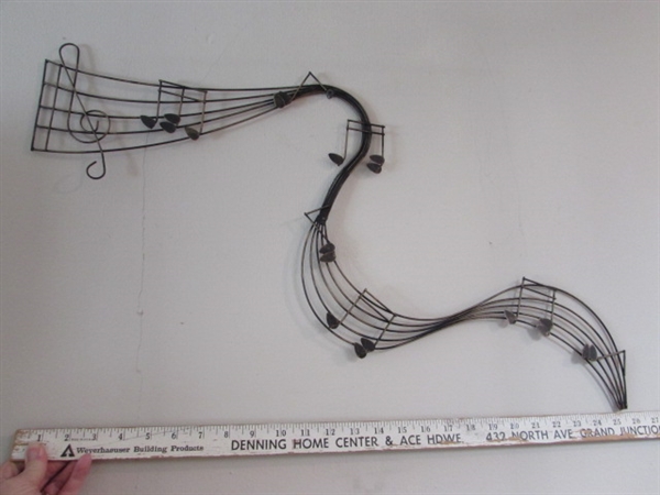 STORY & CLARK PIANO & LESSON BOOK AND MUSICAL NOTE WALL HANGING