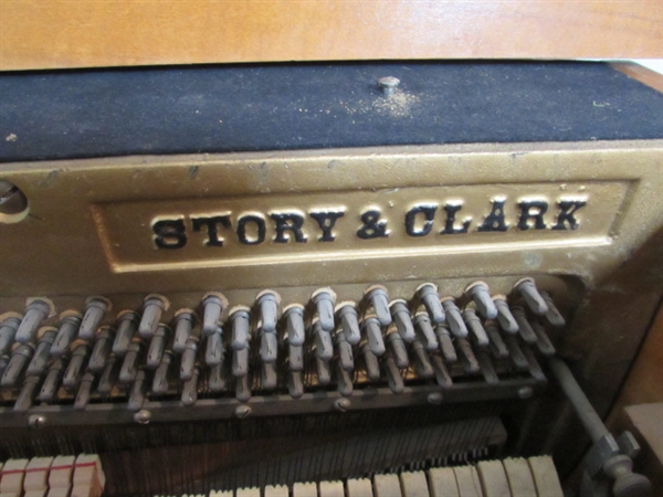 STORY & CLARK PIANO & LESSON BOOK AND MUSICAL NOTE WALL HANGING