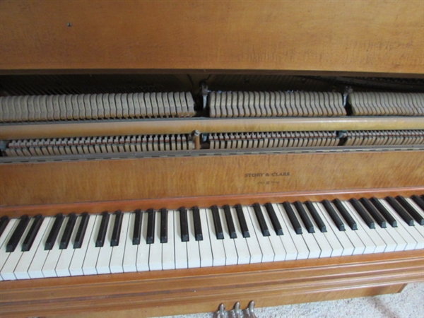 STORY & CLARK PIANO & LESSON BOOK AND MUSICAL NOTE WALL HANGING