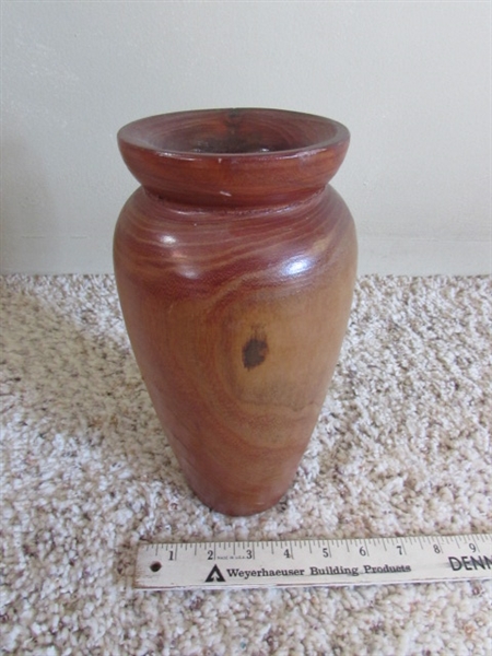 CLAY INDONESIA TAMARIND KROTOK, 2 RATTAN BASKETS AND WOOD VASE