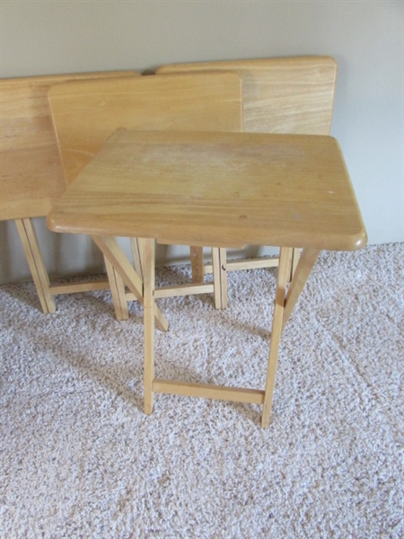 1 LAPTOP FOLDING LAP TRAY W/DRAWER AND 4 PINE TV TRAYS