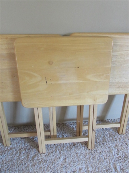 1 LAPTOP FOLDING LAP TRAY W/DRAWER AND 4 PINE TV TRAYS