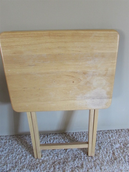 1 LAPTOP FOLDING LAP TRAY W/DRAWER AND 4 PINE TV TRAYS