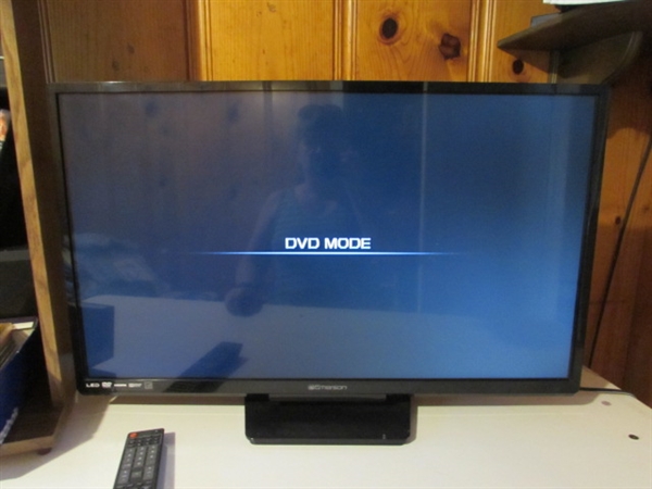 32 EMERSON TV WITH BUILT IN DVD PLAYER AND DVD/MEDIA STAND