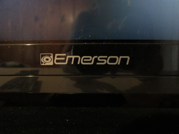 32 EMERSON TV WITH BUILT IN DVD PLAYER AND DVD/MEDIA STAND