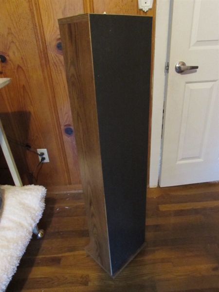 32 EMERSON TV WITH BUILT IN DVD PLAYER AND DVD/MEDIA STAND