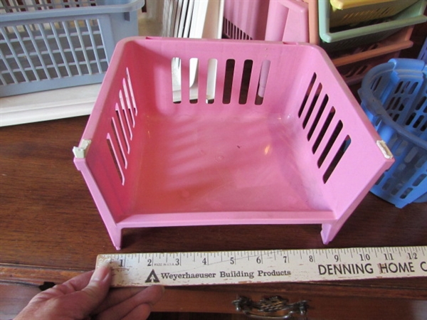 VARIETY OF PLASTIC BINS/BASKETS