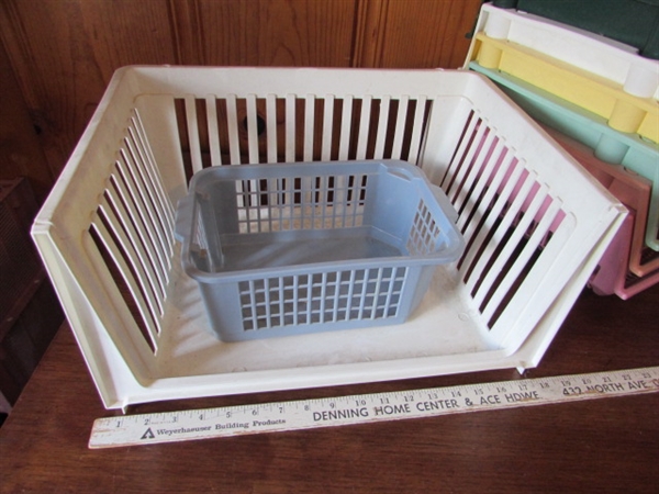 VARIETY OF PLASTIC BINS/BASKETS