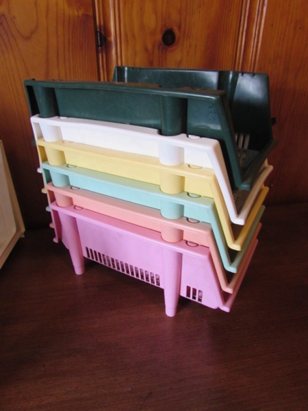 VARIETY OF PLASTIC BINS/BASKETS