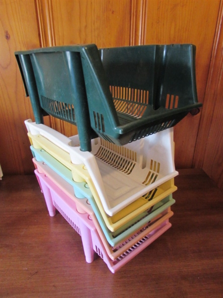 VARIETY OF PLASTIC BINS/BASKETS