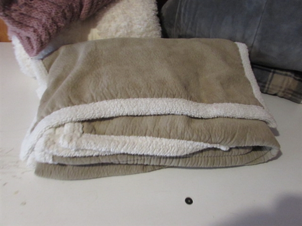 ASSORTED BLANKETS IN A VARIETY OF SIZES PLUS A CHAIR COVER