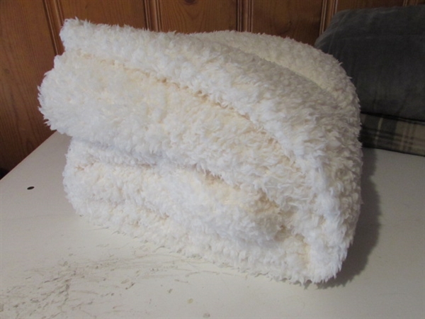 ASSORTED BLANKETS IN A VARIETY OF SIZES PLUS A CHAIR COVER
