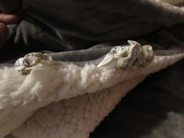 ASSORTED BLANKETS IN A VARIETY OF SIZES PLUS A CHAIR COVER