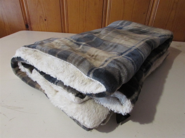 ASSORTED BLANKETS IN A VARIETY OF SIZES PLUS A CHAIR COVER