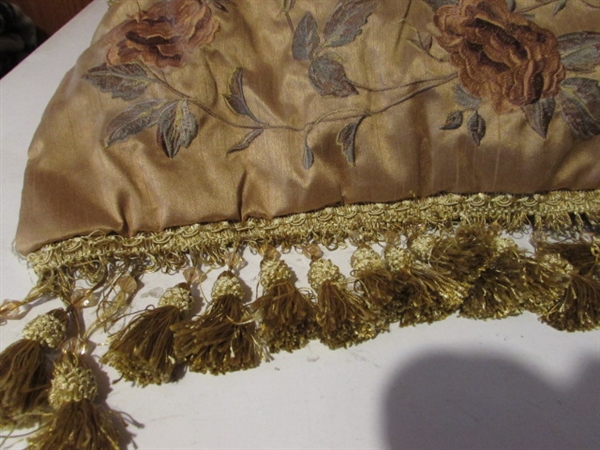 KING SIZE COMFORTER, BLANKET AND 2 PILLOWS
