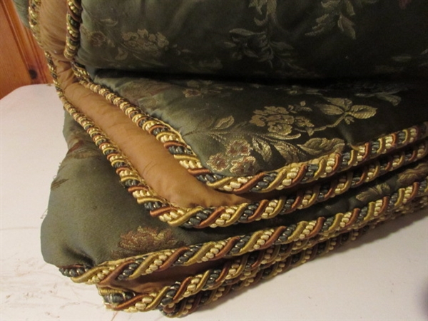 KING SIZE COMFORTER, BLANKET AND 2 PILLOWS